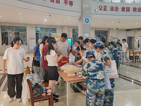 一群人站在餐厅 AI 生成的内容可能不正确。