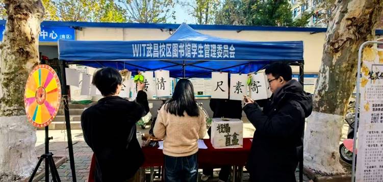 图片包含 站, 前, 男人, 走 AI 生成的内容可能不正确。